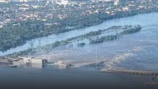 Ukraine: తీర ప్రాంతాలను ముంచెత్తుతున్న నీపర్ నది.. ప్రమాదంలో వేల మంది జీవితాలు..