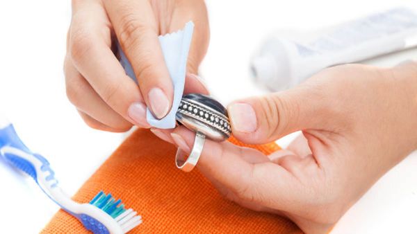 వెండి వస్తువులు కొత్తవాటిలా మెరవాలంటే శుభ్రం చేసేటప్పుడు ఈ చిట్కాలు ట్రై చెయ్యండి!!