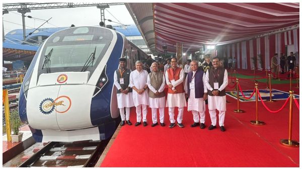 ఒకే రోజు పట్టాలెక్కిన 5 వందేభారత్ రైళ్లు: జెండా ఊపి ప్రారంభించిన ప్రధాని మోడీ, ఈ రాష్ట్రాల్లోనే