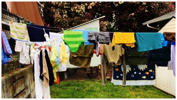 వర్షాకాలం బట్టలు ఆరక దుర్వాసన వస్తున్నాయా? అయితే ఈ టిప్స్ ట్రై చేసి చూడండి!!