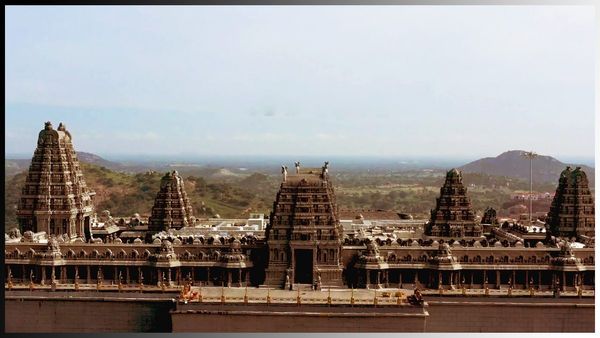 Yadadri: యాదాద్రిలో భక్తుల రద్దీ.. స్వామిదర్శనానికి 5 గంటల సమయం..