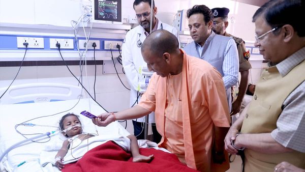 లక్నో కోర్టు కాల్పుల్లో గాయపడ్డ ఏడాదిన్నర బాలిక-ఆస్పత్రికెళ్లి పరామర్శించిన యోగీ..