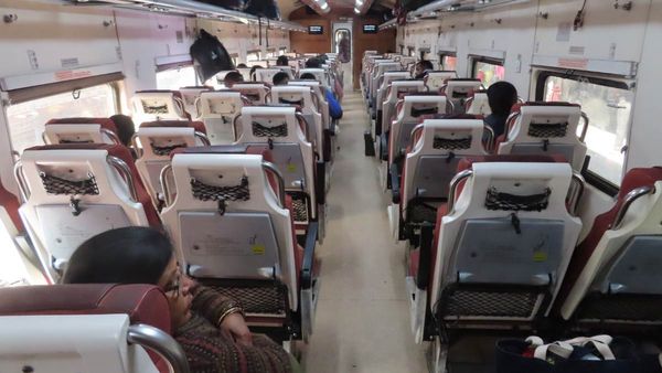 రైళ్లల్లో ఏసీ కోచ్ ల టికెట్ ధరల్లో రాయితీ వర్తించేదెవరికి - కండీషన్స్ అప్లై...!!