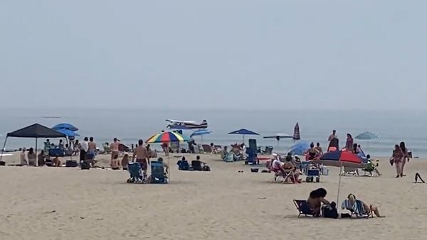 Flight: నీటిపై ల్యాండ్ అయిన విమానం.. సురక్షితంగా బయటపడ్డ పైలట్..