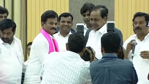 కాంగ్రెస్ పార్టీకి షాక్: కేసీఆర్ సమక్షంలో బీఆర్ఎస్‌లో చేరిన డీసీసీ అధ్యక్షుడు అనిల్ కుమార్ రెడ్డి