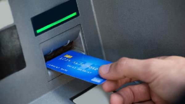 ఏటీఎం కార్డులు మార్చేసి వీడు ఏం చేస్తున్నాడంటే ?, 420 బాబా కహానితో షాక్ !