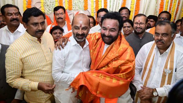 ఢిల్లీకి వెళ్లి ఫిర్యాదులు చేయడం మానండి: సొంత పార్టీ నేతలకు బండి సంజయ్ చురకలు