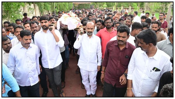 బండి సంజయ్- కౌశిక్ రెడ్డి: పార్టీలకు అతీతంగా.. కన్నీటి నివాళి