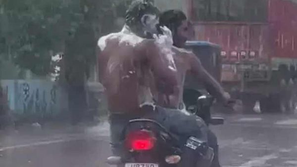 బైక్ పైన ప్రయాణిస్తూ స్నానం.. ఆపై షాకింగ్ పర్యవసానం!!
