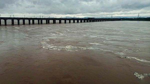 Godavari: భద్రాచలం వద్ద ఉధృతంగా ప్రవహిస్తున్న గోదావరి.. మూడో ప్రమాదకర హెచ్చరిక జారీ..