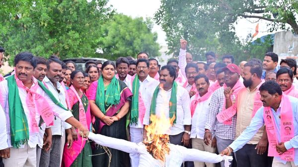 బీఆర్ఎస్ వర్సెస్ కాంగ్రెస్: ఆందోళనలు; పోటాపోటీగా దిష్టిబొమ్మల దహనాలు!!