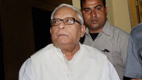 వెంటిలేటర్‌పై మాజీ ముఖ్యమంత్రి: 11 డాక్టర్లతో అత్యవసర చికిత్స