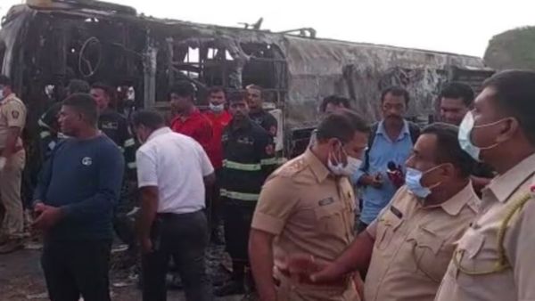 మహారాష్ట్రలో ఘోర బస్సు ప్రమాదం, 25మంది సజీవ దహనం!!