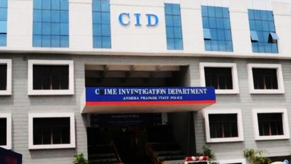 చీరలో ఉన్న ఫొటోలు పంపించు! మహిళా ఉద్యోగికి సీఐడీ అధికారి వేధింపులు