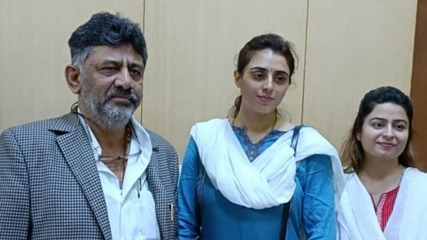 డీకే స్కెచ్ అదుర్స్, మాజీ సీఎం బద్ద శత్రువు కూతురితో చర్చలు, అదే జరిగితే రచ్చరచ్చ !