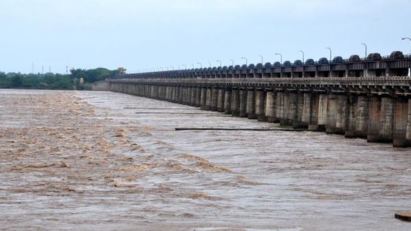గోదారికి వరద పోటు: ధవళేశ్వరం వద్ద రెండో ప్రమాద హెచ్చరిక-లక్షల క్యూసెక్యులు సముద్రంపాలు