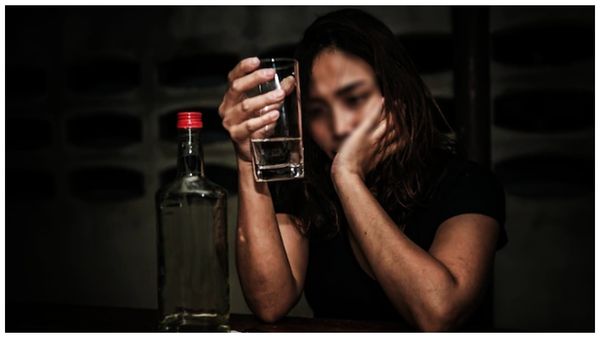 పీకలదాక లిక్కర్ తాగేసి పోలీసుల ఫోన్లు పలగొట్టిన లేడీస్, రచ్చరచ్చ చేసి బూతులతో !