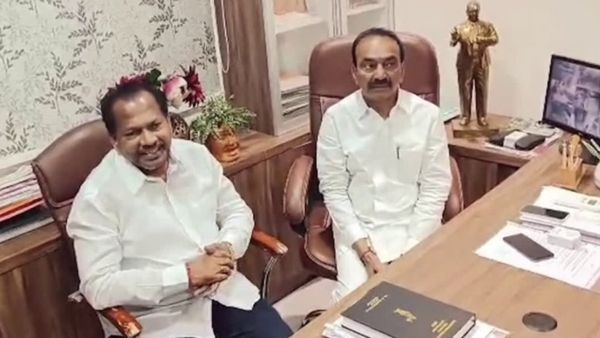 తొందరపడొద్దు: మాజీ మంత్రి చంద్రశేఖర్‌తో ఈటల రాజేందర్ భేటీ