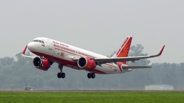 Air India: టేకాఫ్ అయిన కొద్దిసేపటికే తిరిగి ల్యాండ్ అయిన విమానం.. ఎందుకంటే..