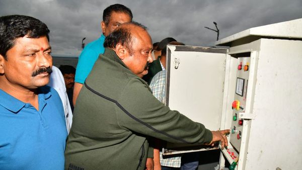 లోయర్ మానేరు డ్యామ్ కు పెరుగుతున్న వరద; 16గేట్లను ఎత్తిన మంత్రి గంగుల!!