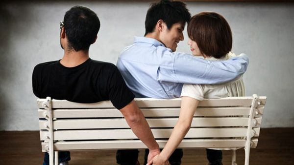 బాయ్ ఫ్రెండ్ ను లూటీ చేసి నగ్నంగా రోడ్డు మీద వదిలేసి కొత్త ప్రియుడితో జంప్!