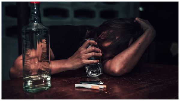 భార్యతో బలవంతంగా వోడ్కా తాగించిన భర్త, భార్య పక్కలోకి ఫ్రెండ్ ను పంపించి !