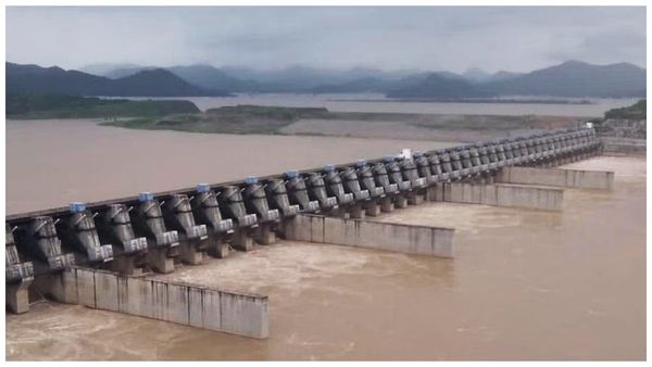 Heavy Rains: ఉధృతంగా గోదావరి; భద్రాచలం, పోలవరం వద్ద పరిస్థితి ఇదే!!