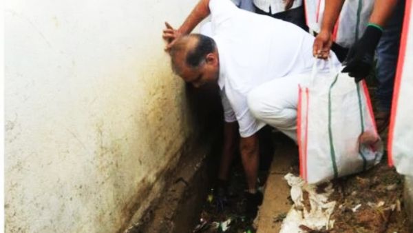 మురికి కాల్వలోని చెత్తను చేతితో ఏరివేసిన మంత్రి హరీశ్ రావు