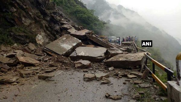 ఉత్తరాదిలో ఆకస్మిక వరదలు-ఢిల్లీకి యమునా ముప్పు ! హిమాచల్లో కూలుతున్న కొండలు!