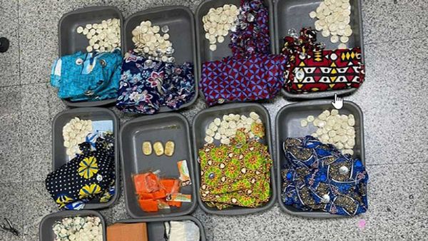 శంషాబాద్ ఎయిర్‌పోర్టులో రూ. 14 కోట్ల విలువైన హెరాయిన్ సీజ్: మహిళ అరెస్ట్