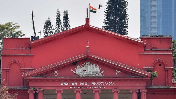 Karnataka Judges : కర్నాటక హైకోర్టులో ఆరుగురు జడ్డీలకు బెదిరింపులు-50 లక్షలివ్వకపోతే ..