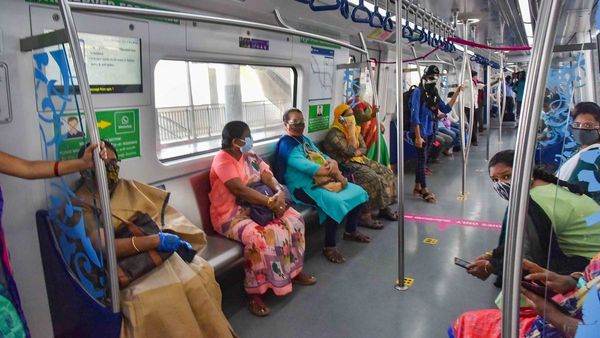 విద్యార్థులకు హైదరాబాద్ మెట్రో గుడ్‌న్యూస్: సరికొత్త స్టూడెంట్ పాస్ ‘స్మార్ట్ కార్డ్’