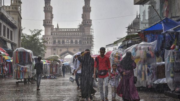 Hyderabad: రోడ్లపై వాహనదారుల నరకయాతన.. ఇంకా కురుస్తోన్న వర్షం..