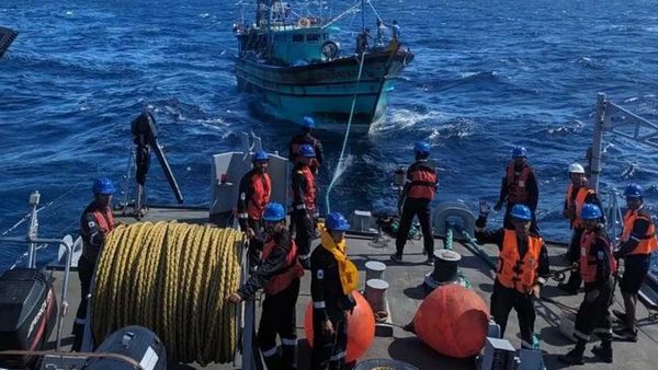 Navy: నడి సముద్రంలో 36 మంది.. 30 గంటల పాటు ఉత్కంఠ.. చివరికి..!