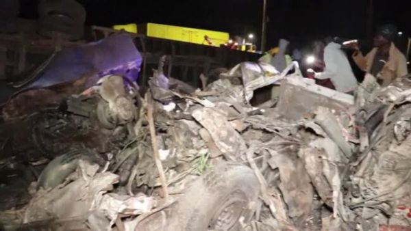 కంటైనర్ డ్రైవర్ కు కోపం వచ్చింది. 48 మందిని చంపేశాడు, వానతో !