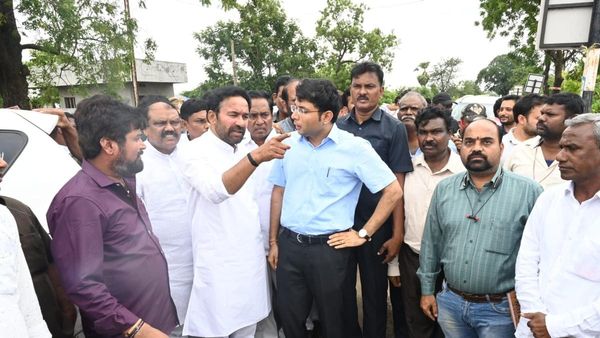 మోరంచపల్లిలో బాధితులను చూసి చలించిన కిషన్ రెడ్డి: ఆ 900 కోట్లు విడుదల చేయాలి