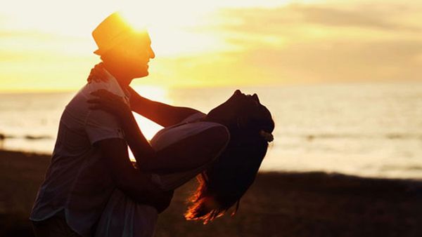 అక్రమ సంబంధం, భార్యను గొడ్డలితో చెక్కలు చీల్చినట్లు చీల్చేసిన భర్త!