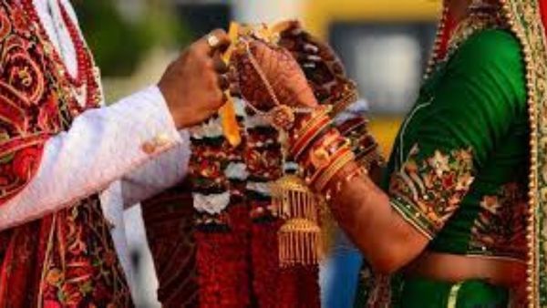 Marriage: బట్ట తల దాచి వివాహానికి సిద్ధమైన పెళ్లి కొడుకు.. విగ్గు తీసి చితకబాదిని బంధువులు..