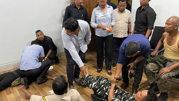 రాజధాని కోసం ముఖ్యమంత్రి కార్యాలయంపై దాడి- పోలీసులకు గాయాలు