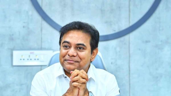 నాన్నమ్మ ఊరిపై ప్రేమ చాటుకున్న మంత్రి కేటీఆర్: అద్భుతంగా ప్రభుత్వ పాఠశాల