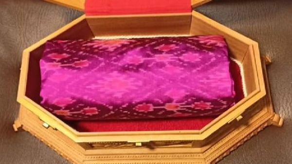 మోదీ ఫ్రాన్స్ పర్యటనలో తెలంగాణ గుబాళింపు- గిఫ్ట్‌గా పోచంపల్లి చీరె