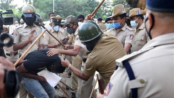 పోలీస్ స్టేషన్ లో ఫుల్ కోటింగ్, నోటిలో నురుగ వచ్చే వరకు, యోగి అడ్డాలో !