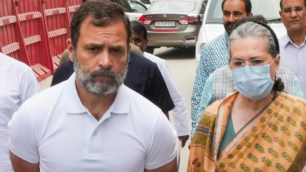 రాహుల్ గాంధీ, సోనియా ప్రయాణిస్తున్న విమానం ఎమర్జెన్సీ ల్యాండింగ్: ఎందుకంటే?