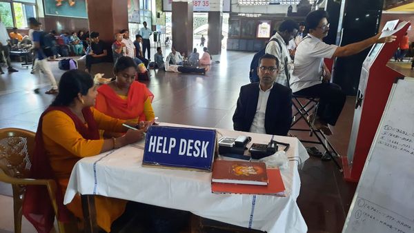 విజయవాడ సహా పలు రైల్వేస్టేషన్‌లో హెల్ప్ డెస్కులు- ఫుడ్ ప్యాకెట్లు