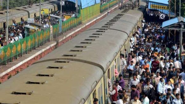 రైల్వే సిబ్బంది అనౌన్స్మెంట్ ఫలితం: ఏపీలోని ఆ స్టేషన్లో ప్రయాణికులకు నరకం!!