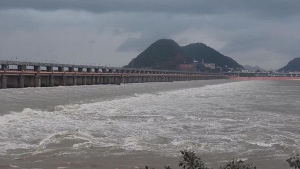 బెజవాడలో వర్ష బీభత్సం-విరిగిపడ్డ కొండచరియలు-ప్రకాశం బ్యారేజ్ కు వరద పోటు..