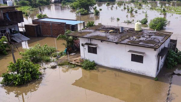 వరదొచ్చిందని ఇంటికి తాళం వేస్తున్నారా? తస్మాత్ జాగ్రత్త!!