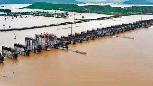 దంచికొడుతున్న వర్షాలు; నిండుకుండల్లా కృష్ణా, గోదావరి బేసిన్ లో ప్రాజెక్టులు; లేటెస్ట్ అప్డేట్స్!!