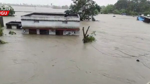 వర్ష బీభత్సం; భూపాలపల్లి జిల్లా మోరంచపల్లి గ్రామం అష్టదిగ్బంధం.. వీడియో!!