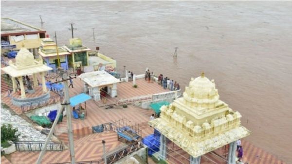 తెలంగాణా భారీవర్షాలు: అక్కడ రెడ్అలెర్ట్; ఉధృతంగా గోదావరి; భద్రాద్రి రామయ్య ఆలయానికి వరదగండం!!